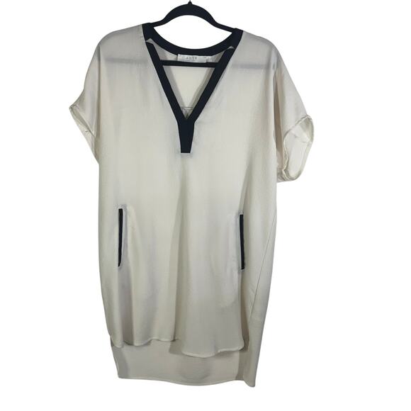 ASTR The Label Dresses & Skirts - ASTR The Label Dress M Ivory Black V Neck Short Sleeve High Low Shift Pockets